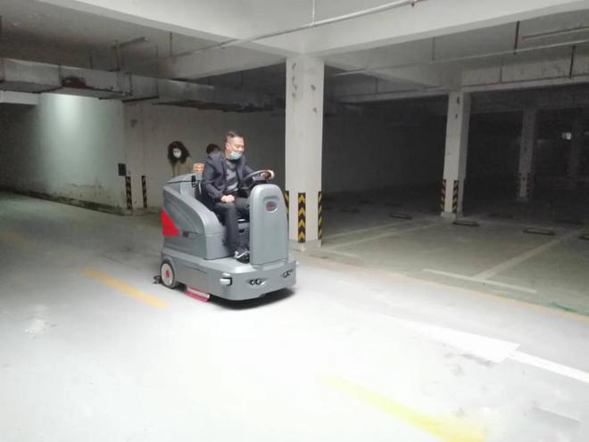 河南小区物业保洁不用人力改用驾驶式洗地机了